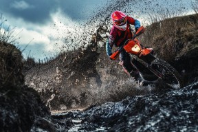 Jiuyou Sports-橄榄球鞋王梅西连续场进球，助球队晋级，梅西 助攻王