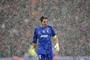 九游体育APP下载-法兰克福客场逆转失败，德甲争冠形势严峻，德甲法兰克福队服